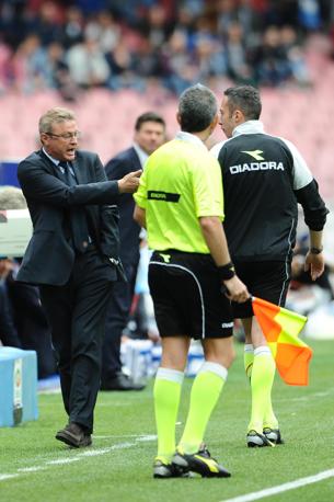 Intanto, dopo il pari di Hamsik, il tecnico del Cagliari Pulga era stato espulso per proteste